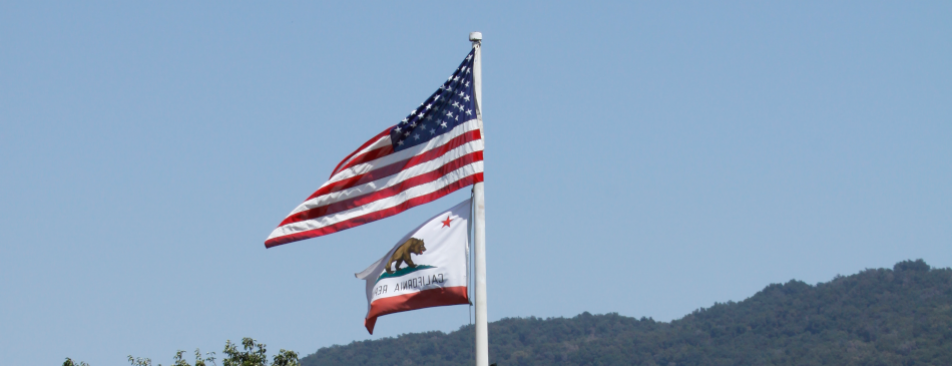 美国和加州国旗飘扬在加州校园上空