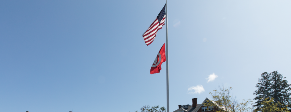 美国和TAC的旗帜飘扬在新英格兰校区